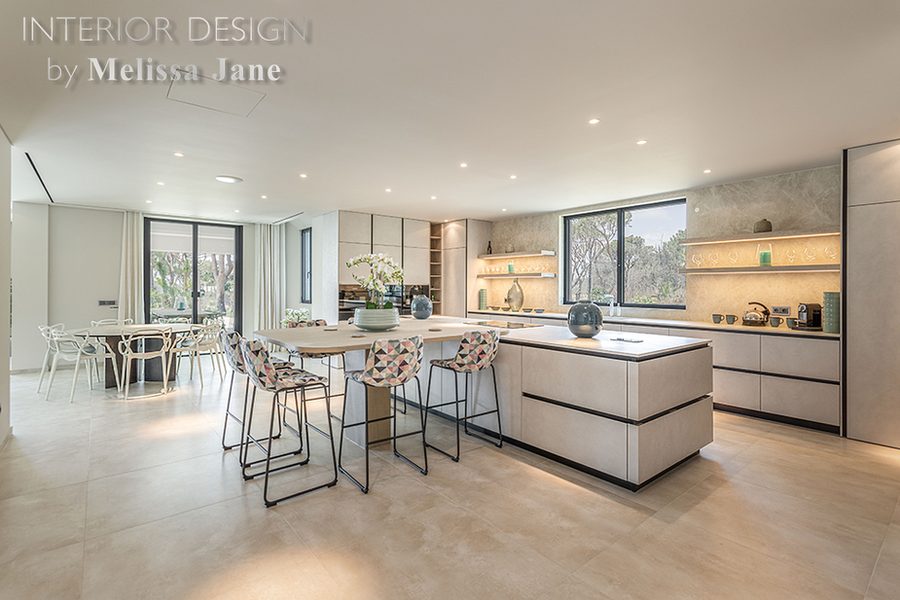 Kitchen and dining area with decorative pendant lighting — Lago, Quinta do Lago
