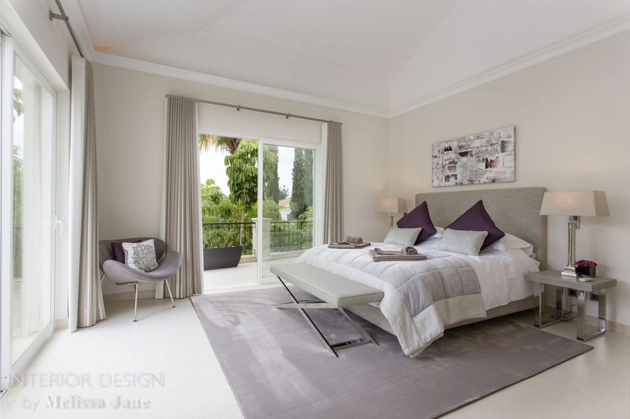 Bedroom with upholstered bed, bench and doors to the garden — Quinta Verde, Algarve