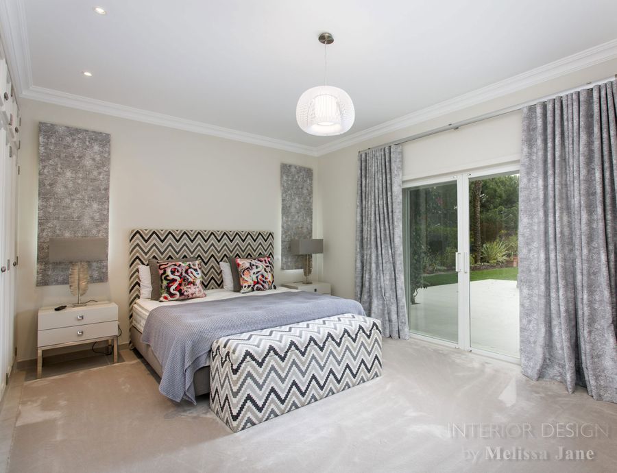 Bedroom with chevron-patterned headboard and matching bench — Quinta Verde, Algarve