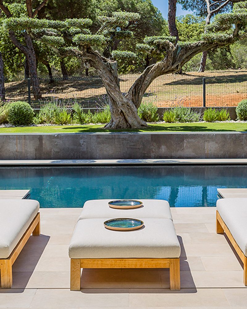 Garden-facing terrace seating beside the pool — Jacintina, Vale do Lobo