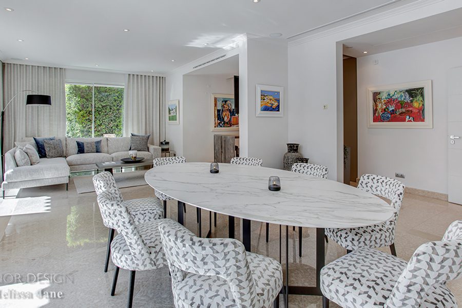 Dining room with pale chairs and circular table — Rua Tejo, Quinta do Lago