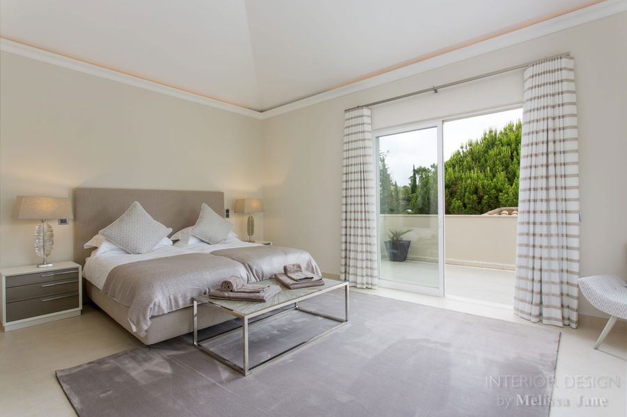 Bedroom with upholstered bed, metal bench and terrace doors — Quinta Verde, Algarve