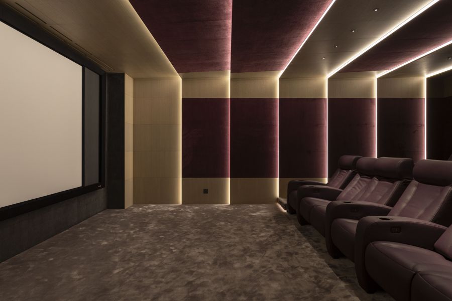 Cinema room with large screen and lit ceiling — Villa Arade, Quinta do Lago
