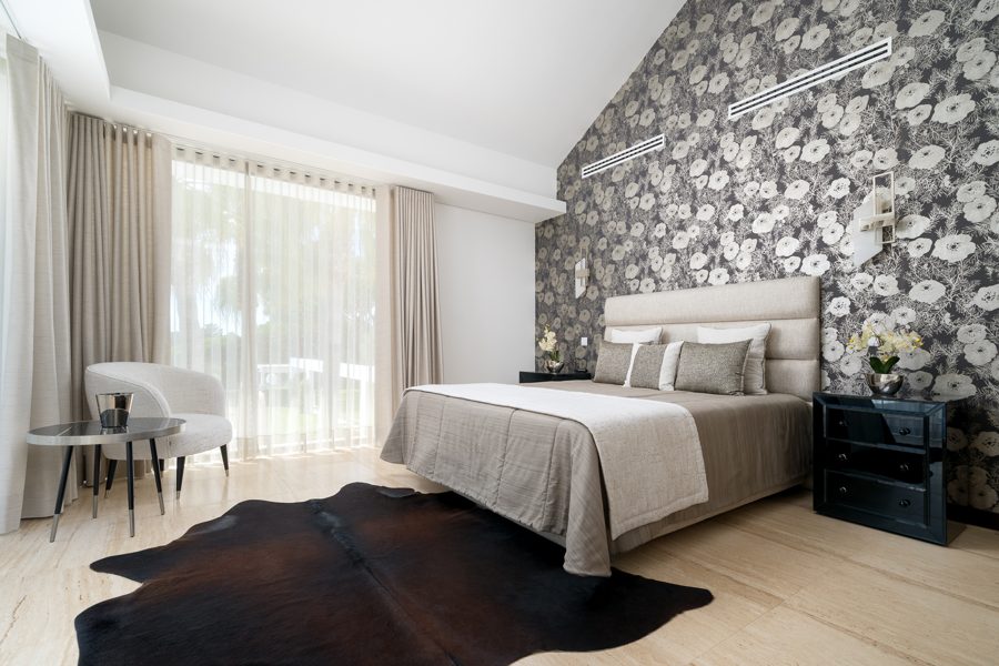 Bedroom with floral wallpaper, mirrored bedside tables and dark rug — Villa Zen, Vale do Lobo